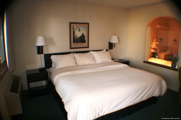 THE BAVARIAN INN (Custer)